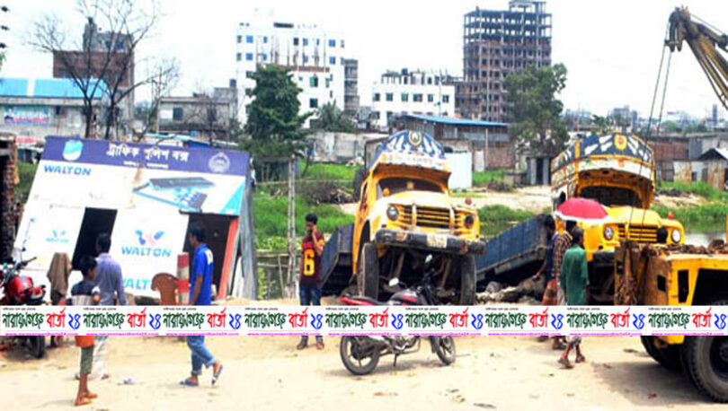 ৫টি ট্রাক খাদে, পুলিশসহ আহত ৩