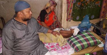 গাছ থেকে পড়ে আহত রাব্বি, বাড়ির মালিকের সহযোগীতার আকুতি পরিবারের