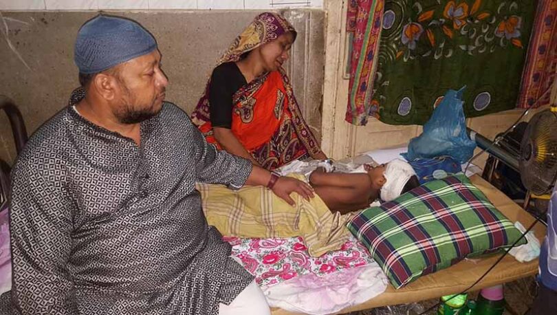 গাছ থেকে পড়ে আহত রাব্বি, বাড়ির মালিকের সহযোগীতার আকুতি পরিবারের