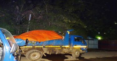 ডিসির বাংলোর সামনে নাসিকের ময়লার গাড়ি!