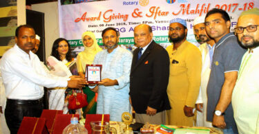সমাজকর্মী মান্নান ভূঁইয়া রোটারী ক্লাব থেকে এওয়ার্ড পেলেন