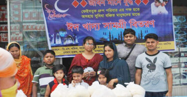 ‘জীবন মানে যুদ্ধ’ গ্রুপের উদ্যোগে সুবিধা বঞ্চিত মানুষের মাঝে ঈদ সামগ্রী বিতরন