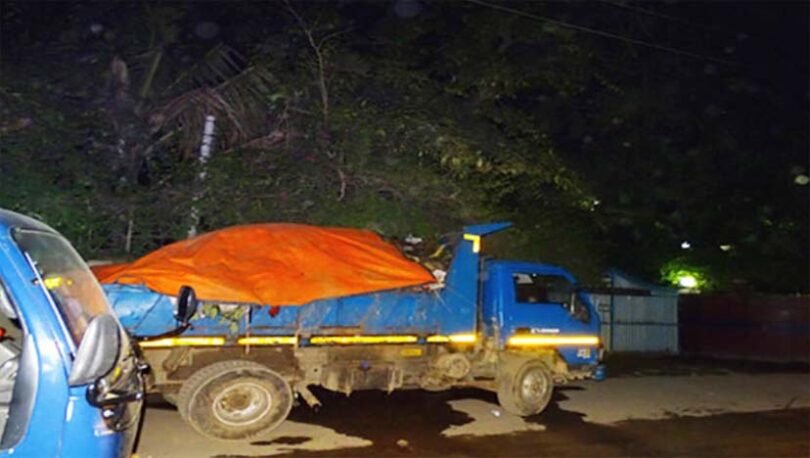 ডিসির বাংলোর সামনে নাসিকের ময়লার গাড়ি!