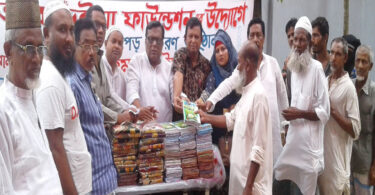 দু:স্থদের মধ্যে ঈদ বস্ত্র বিতরণ করেছেন আরজু ভূঁইয়া