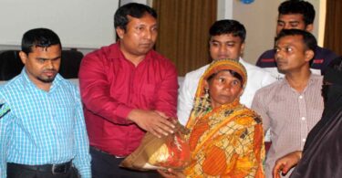 রূপগঞ্জে প্রতিবন্ধিদের মাঝে ঈদ সামগ্রী বিতরণ