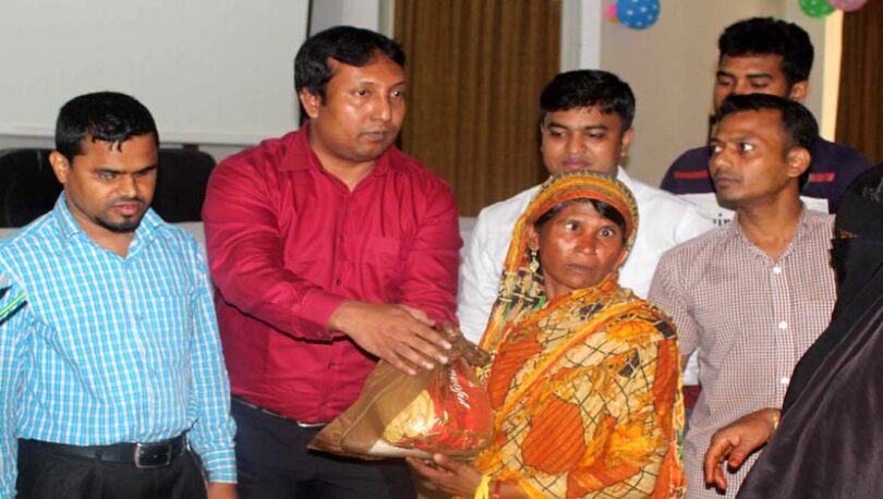 রূপগঞ্জে প্রতিবন্ধিদের মাঝে ঈদ সামগ্রী বিতরণ