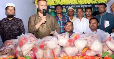 ফতুল্লায় হ্যাল্পিং হ্যান্ডের ঈদ সামগ্রী বিতরণ
