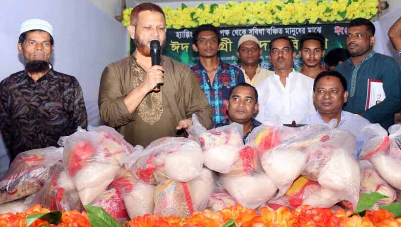 ফতুল্লায় হ্যাল্পিং হ্যান্ডের ঈদ সামগ্রী বিতরণ