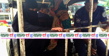 দুই নারী পকেটমারকে গনধোলাই