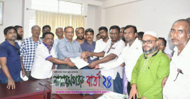 হাজীগঞ্জ টু শিবু মার্কেট সড়কের সংস্কার দাবীতে স্বারকলিপি প্রদান