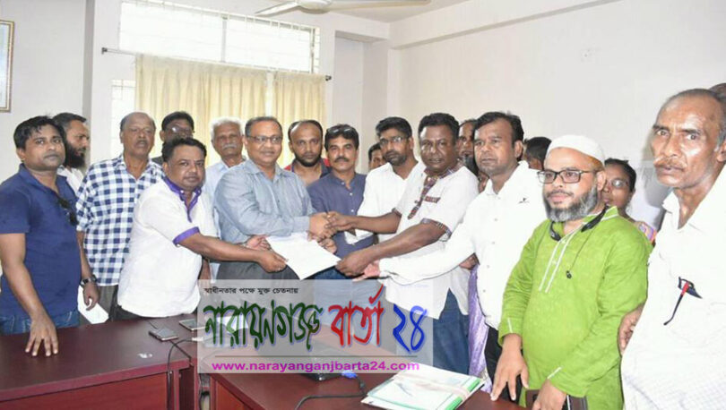 হাজীগঞ্জ টু শিবু মার্কেট সড়কের সংস্কার দাবীতে স্বারকলিপি প্রদান