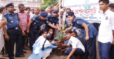 নওগাঁ জেলা পুলিশ সুপারের বৃক্ষ রোপন কর্মসূচি