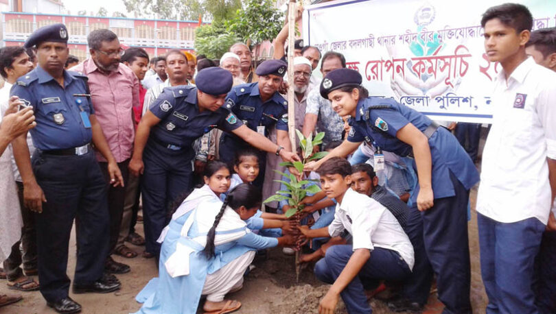 নওগাঁ জেলা পুলিশ সুপারের বৃক্ষ রোপন কর্মসূচি