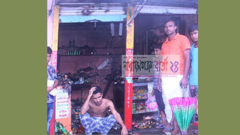 বন্দরে মদিনা ষ্টেশনারী আগুনে পুড়ে ছাই