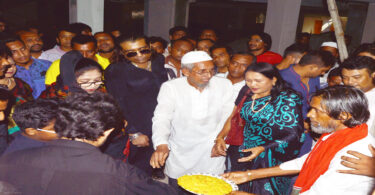 শোক দিবসে আলোড়ন সৃষ্টি করলেন প্রয়াত সাংসদ নাসিম ওসমান পরিবার