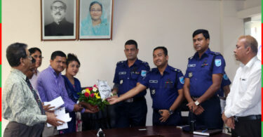ফুলেল শুভেচ্ছা জানান পরিবেশ রক্ষা ও উন্নয়ন