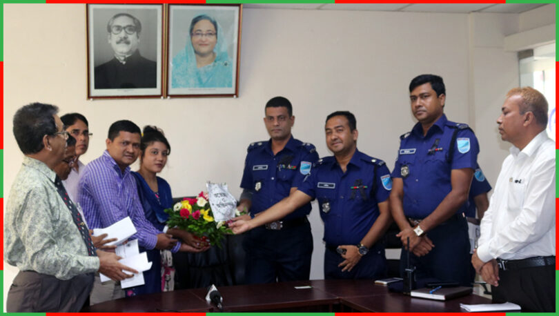 ফুলেল শুভেচ্ছা জানান পরিবেশ রক্ষা ও উন্নয়ন