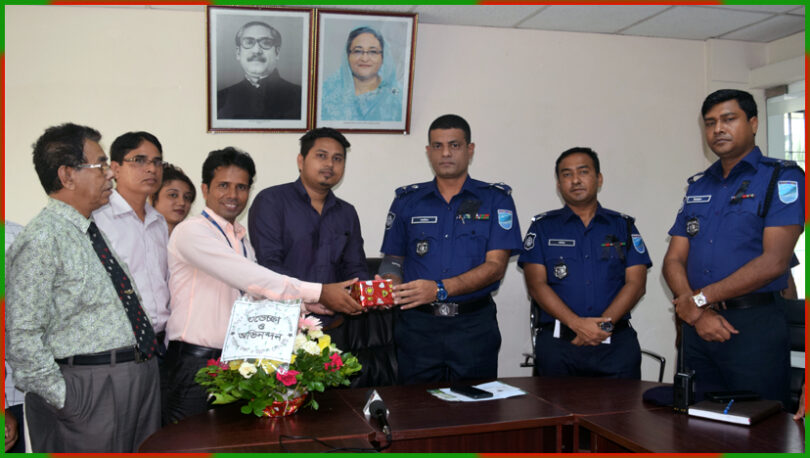 আনন্দ টিভি’র পক্ষে পুলিশ সুপার আনিসুর রহমানকে ফুলেল শুভেচ্ছা