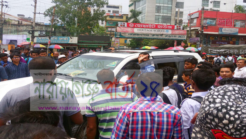 আন্দোলনে অবরুদ্ধ পুলিশ, সাংবাদিক, চেয়ারম্যান, এমপি