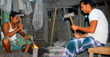 কামারিদের হাতুড়ি পেটায় ছড়াচ্ছে স্ফুলিঙ্গ
