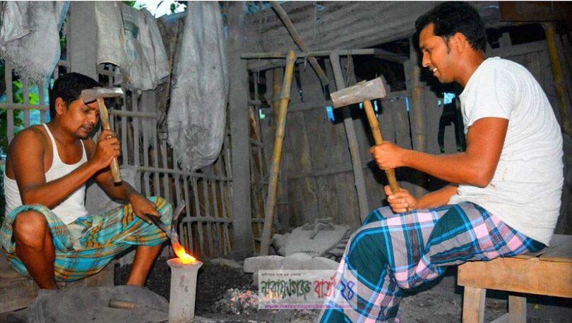 কামারিদের হাতুড়ি পেটায় ছড়াচ্ছে স্ফুলিঙ্গ