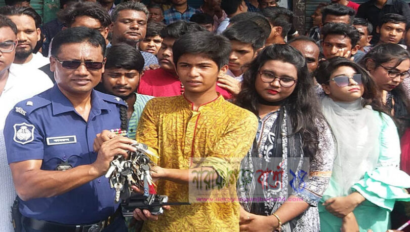 ওরা যা পার‌লো পু‌লিশ পার‌বে কী!
