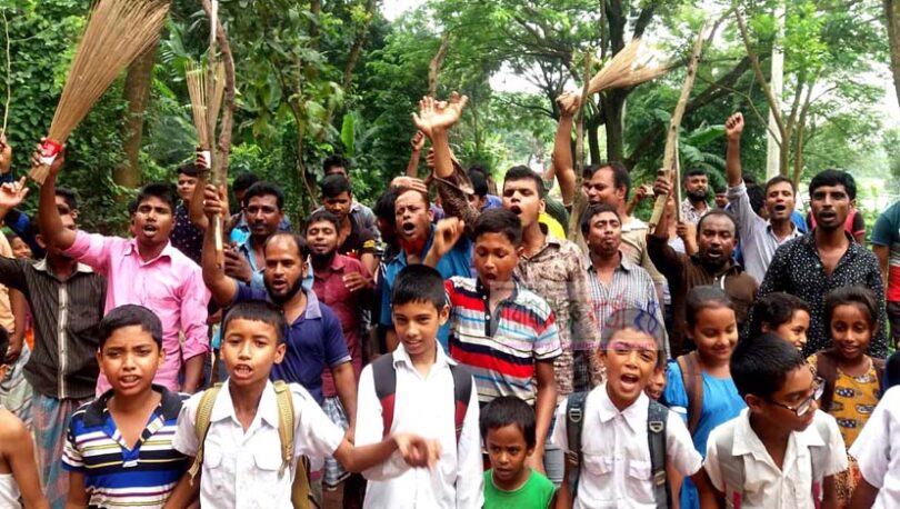 রূপগঞ্জে সড়ক সংস্কারের দাবীতে এলাকাবাসীর বিক্ষোভ