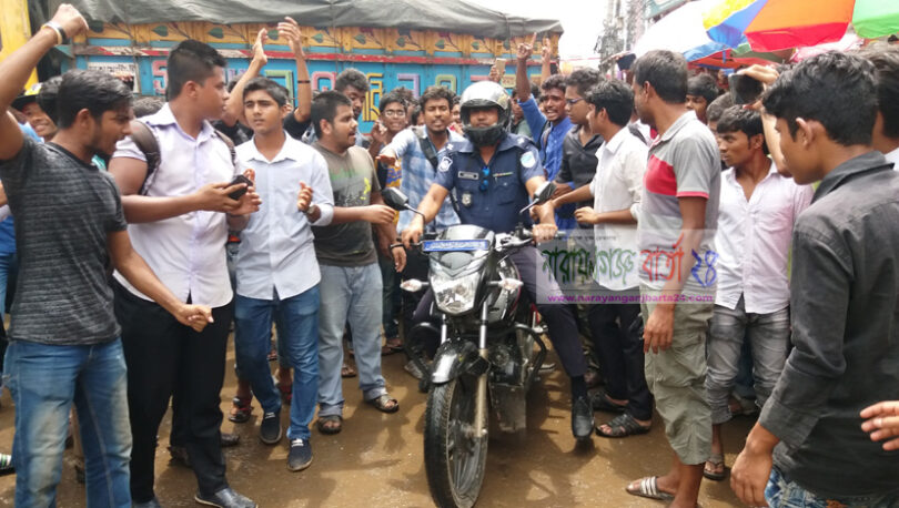 দ্বিতীয় দিনের মত বিক্ষোভ ও অবরোধে স্থবির নারায়ণগঞ্জ