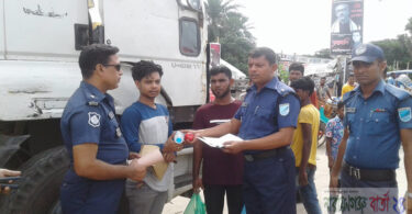 ট্রাফিক সপ্তাহের শেষ দিন ত্রুটিমুক্ত গাড়ীর ড্রাইভারদের পানি ও ফল দিয়ে শুভেচ্ছা