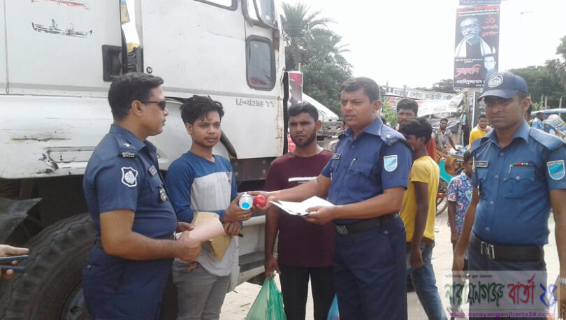 ট্রাফিক সপ্তাহের শেষ দিন ত্রুটিমুক্ত গাড়ীর ড্রাইভারদের পানি ও ফল দিয়ে শুভেচ্ছা