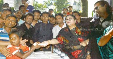 ১১ নং ওয়া‌র্ডে খাবার বিতরণ করলেন পারভীন ওসমান ও আজমেরী ওসমান