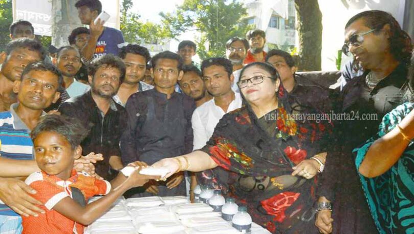 ১১ নং ওয়া‌র্ডে খাবার বিতরণ করলেন পারভীন ওসমান ও আজমেরী ওসমান