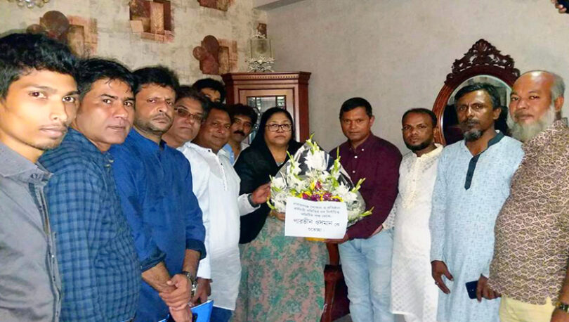পারভীন ওসমানকে ফুলেল শুভেচ্ছা জানালেন দোকান ও প্রতিষ্ঠান কর্মচারী সমিতি