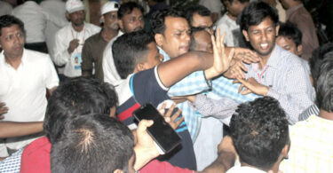 ভোট গণনাকালে ডাক্তারদের হাতাহাতি