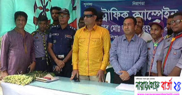 অবৈধ গা‌ড়ি চালকদের মামলা, বৈধদের ফুল দিলেন পুলিশ সুপার