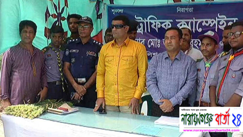 অবৈধ গা‌ড়ি চালকদের মামলা, বৈধদের ফুল দিলেন পুলিশ সুপার