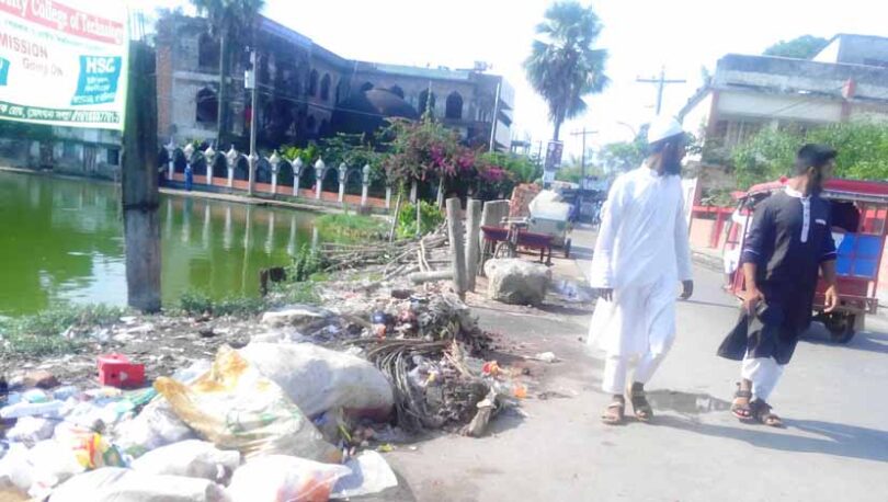 বন্দরে ঐতিহ্যবাহী শাহী মসজিদের আশ পাশে আবর্জনার স্তুপ
