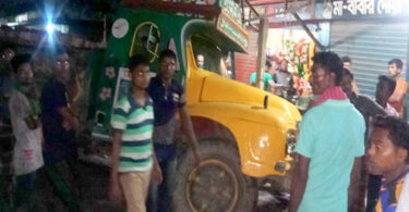 ফতুল্লায় ট্রাকের চাকা খুলে চায়ের দোকানে, প্রহরী আহত