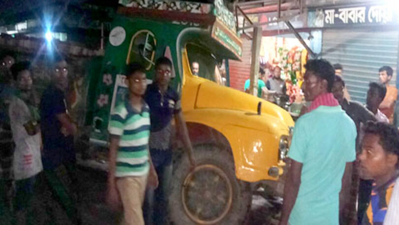 ফতুল্লায় ট্রাকের চাকা খুলে চায়ের দোকানে, প্রহরী আহত
