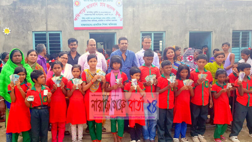 আর্থিক সহায়তা পেয়ে কাউন্সিলর বাবুকে শতাধিক শিক্ষার্থীর কৃতজ্ঞতা