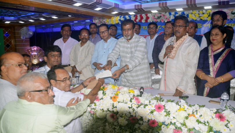 পূজা মন্ডব ও মন্দিরের জন্য ১৯লাখ টাকা দিলেন সেলিম ওসমান
