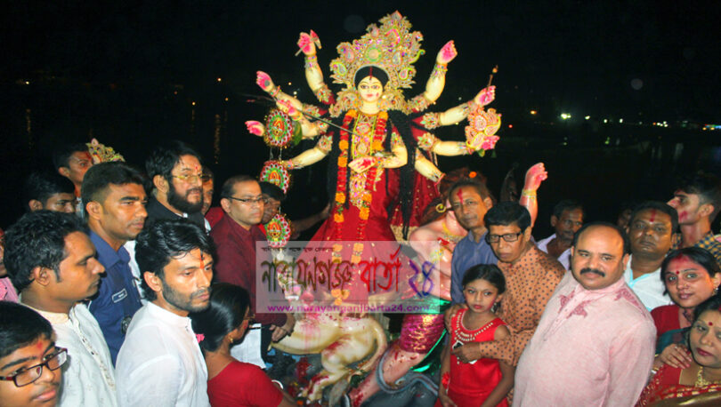 ‘উৎসব শেষে অশ্রুজলে দেবীকে বিসর্জন’
