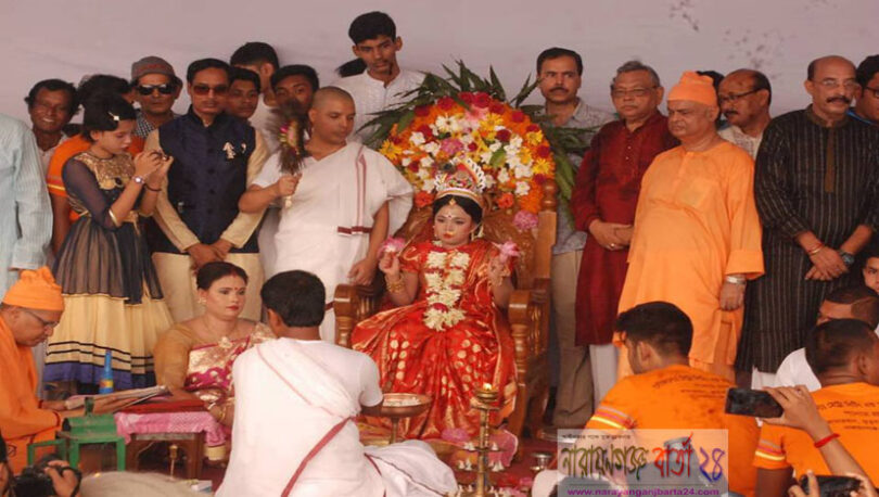 মহাঅস্টমীতে উৎসবমুখর পরিবেশে কুমারী পূজা অনুষ্ঠিত