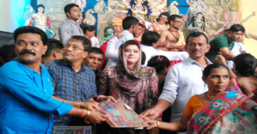 বিভিন্ন মহল্লার ঘরে ঘরে ও পূজা মন্ডপে শাড়ী বিতরণ