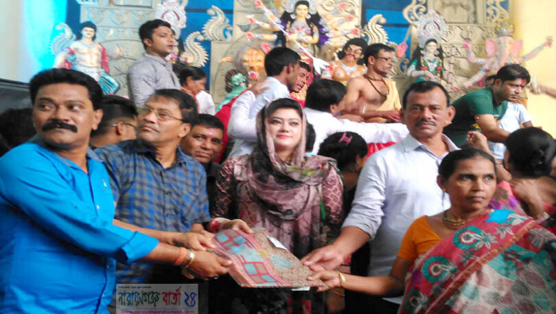 বিভিন্ন মহল্লার ঘরে ঘরে ও পূজা মন্ডপে শাড়ী বিতরণ