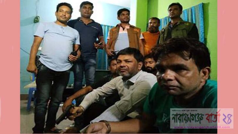 নৌকায় চড়ে নৌকার ভোট চাইলেন মমিনুল হক!