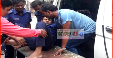 ফতুলায় যাত্রীবাহী বাসে তল্লাশীকালে পুলিশকে গুলি