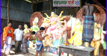 মতলব উত্তরে ব্যস্ত সময় পার করছেন প্রতিমা শিল্পীরা