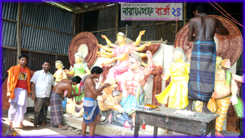 মতলব উত্তরে ব্যস্ত সময় পার করছেন প্রতিমা শিল্পীরা