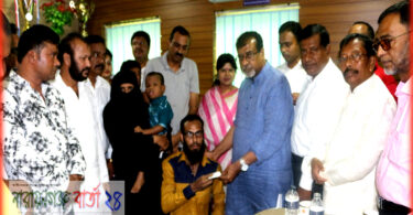 প্রতিবন্ধীদের হাতে কার্ড তুলে দিলেন এমপি সেলিম ওসমান